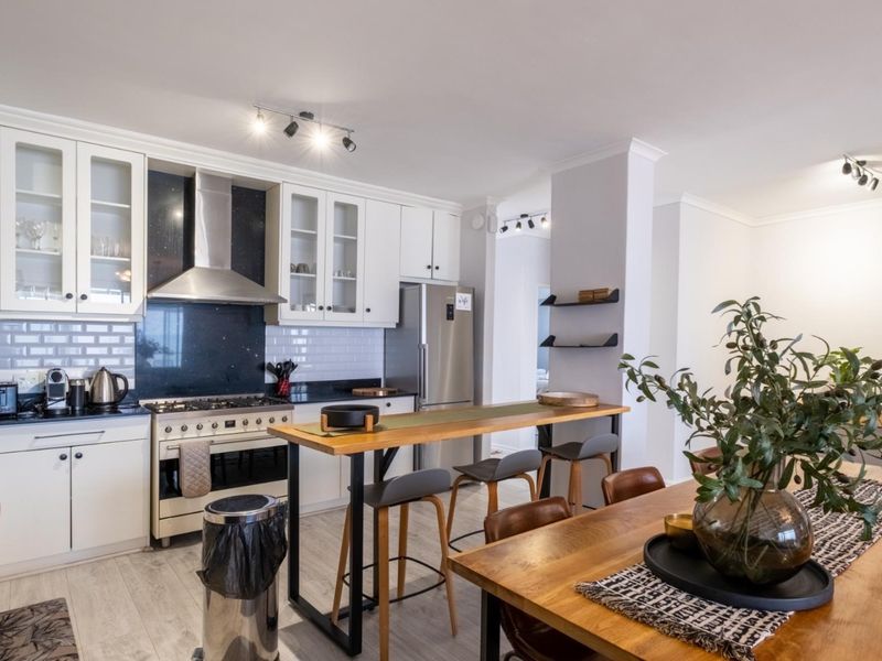 Experience luxury living in this stunning 3-bedroom rental apartment, boasting breathtaking views! - Photo 9