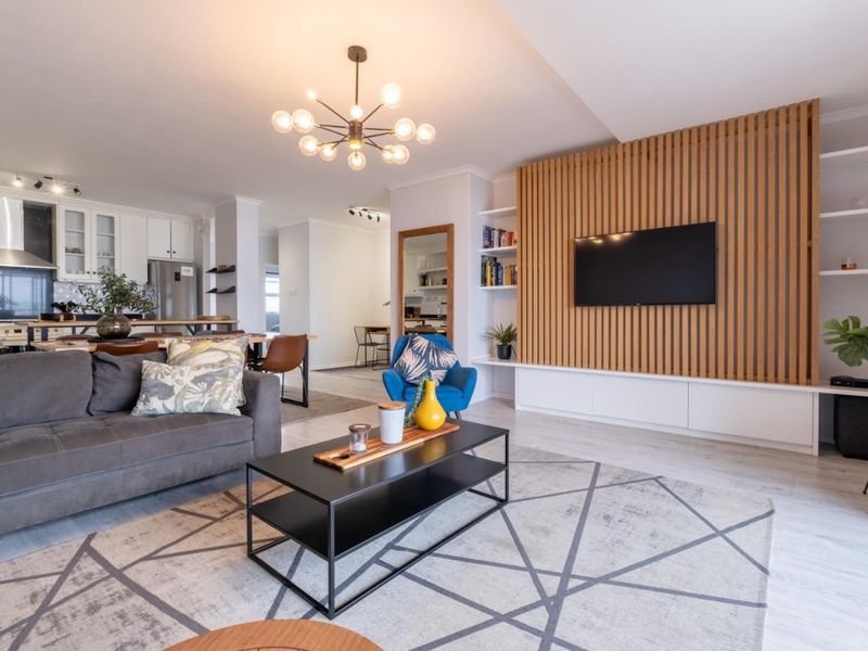 Experience luxury living in this stunning 3-bedroom rental apartment, boasting breathtaking views! - Photo 5