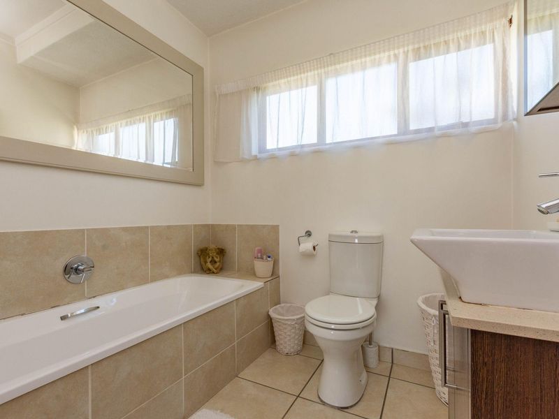 Townhouse For Sale in Fourways, Sandton, Gauteng - Photo 6