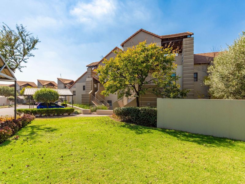 Townhouse For Sale in Fourways, Sandton, Gauteng - Photo 2