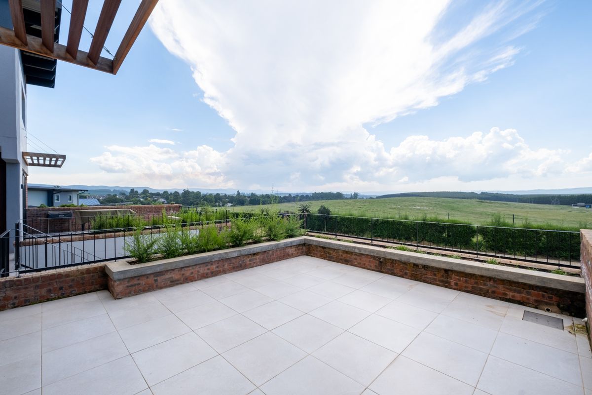 Townhouse For Sale in Leonard, Hilton, KwaZulu Natal - Photo 3