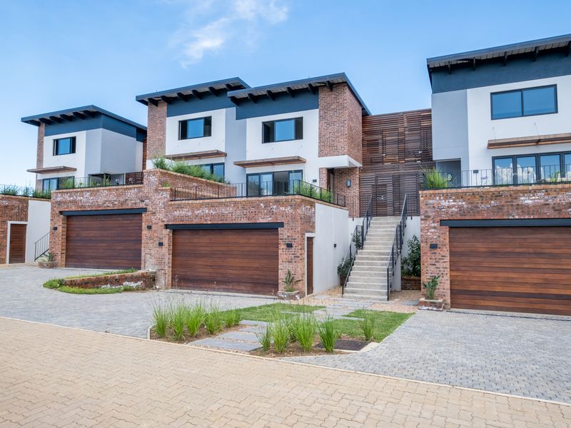 Townhouse For Sale in Leonard, Hilton, KwaZulu Natal - Photo 1
