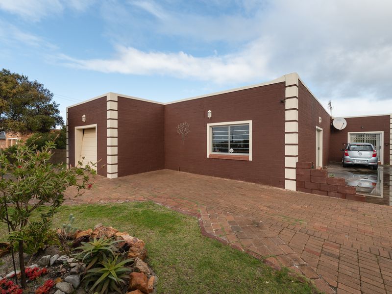 Spacious well-planned house with the possibilities to build on and only a short distance to the sea. - Photo 2