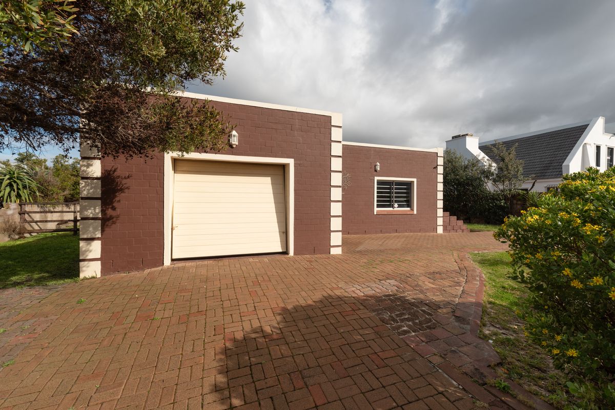 Spacious well-planned house with the possibilities to build on and only a short distance to the sea. - Photo 3