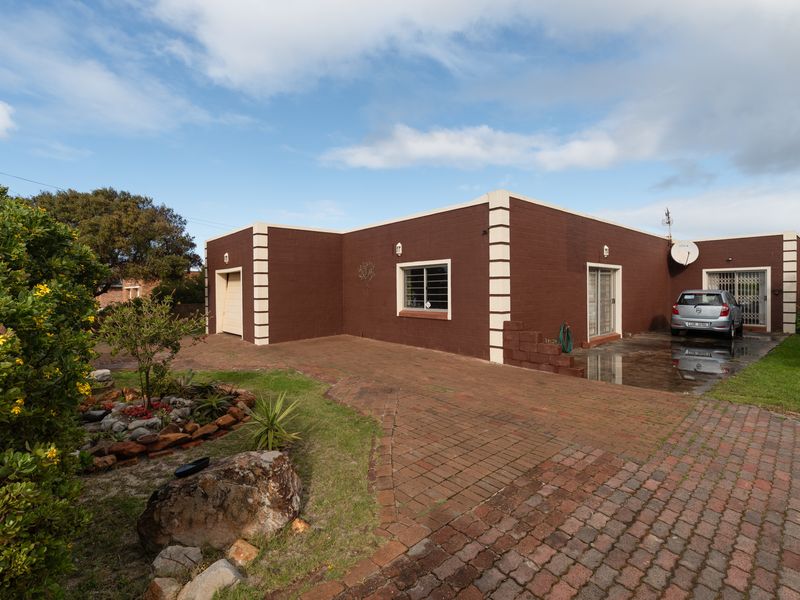 Spacious well-planned house with the possibilities to build on and only a short distance to the sea. - Photo 1