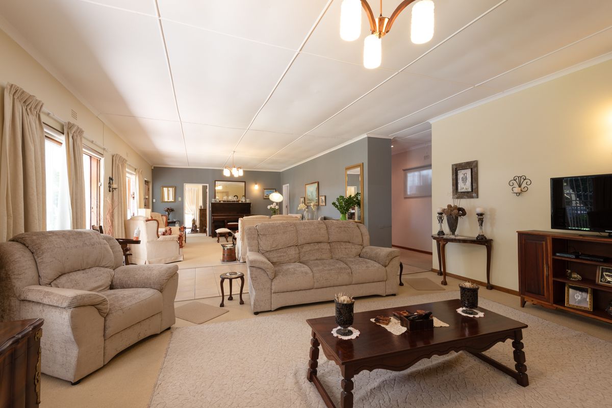 The Luxury Of Space - A Family Home With Granny Flat In Sought After Tree-Lined Street - Photo 2