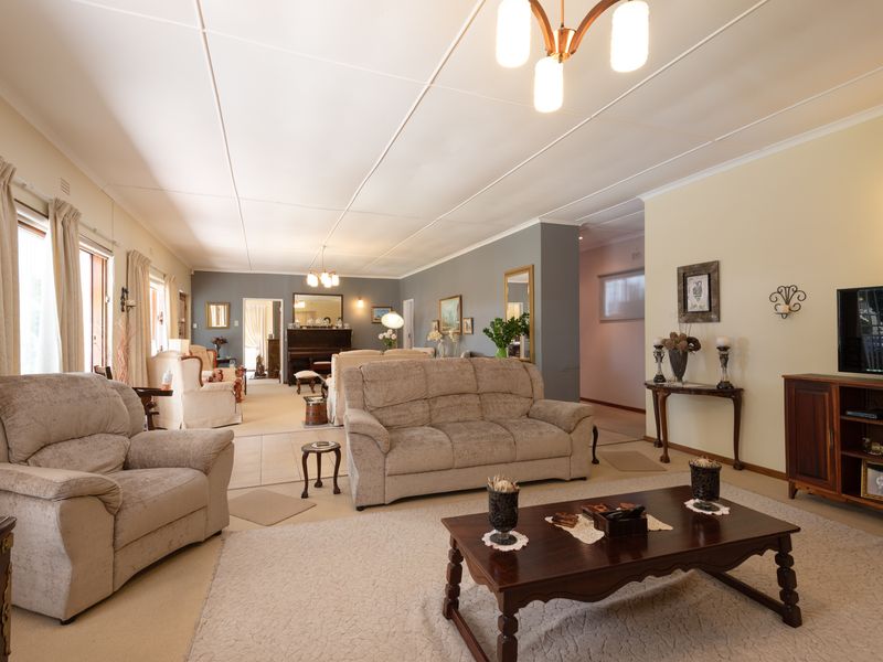 The Luxury Of Space - A Family Home With Granny Flat In Sought After Tree-Lined Street - Photo 2