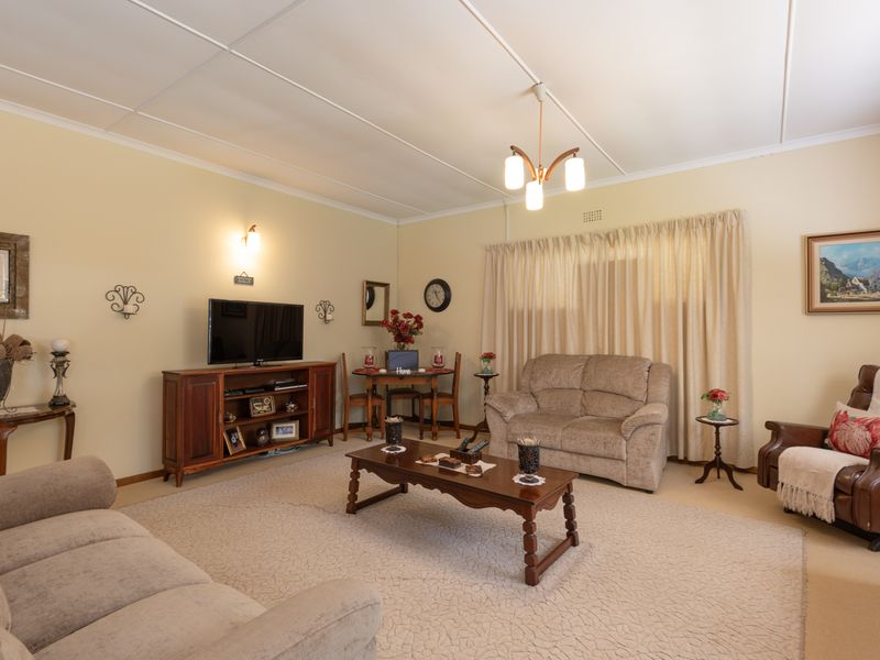 The Luxury Of Space - A Family Home With Granny Flat In Sought After Tree-Lined Street - Photo 10