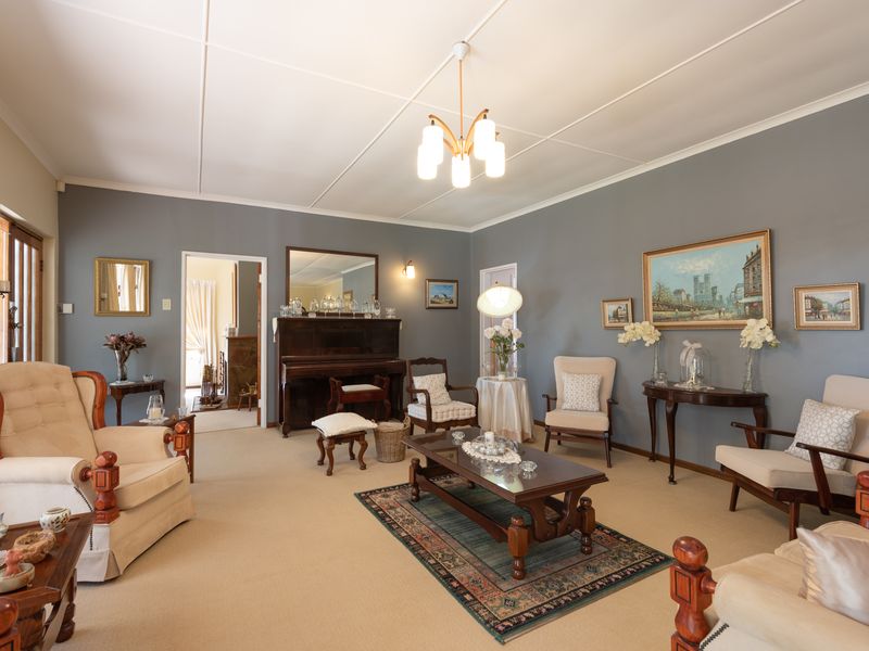 The Luxury Of Space - A Family Home With Granny Flat In Sought After Tree-Lined Street - Photo 3