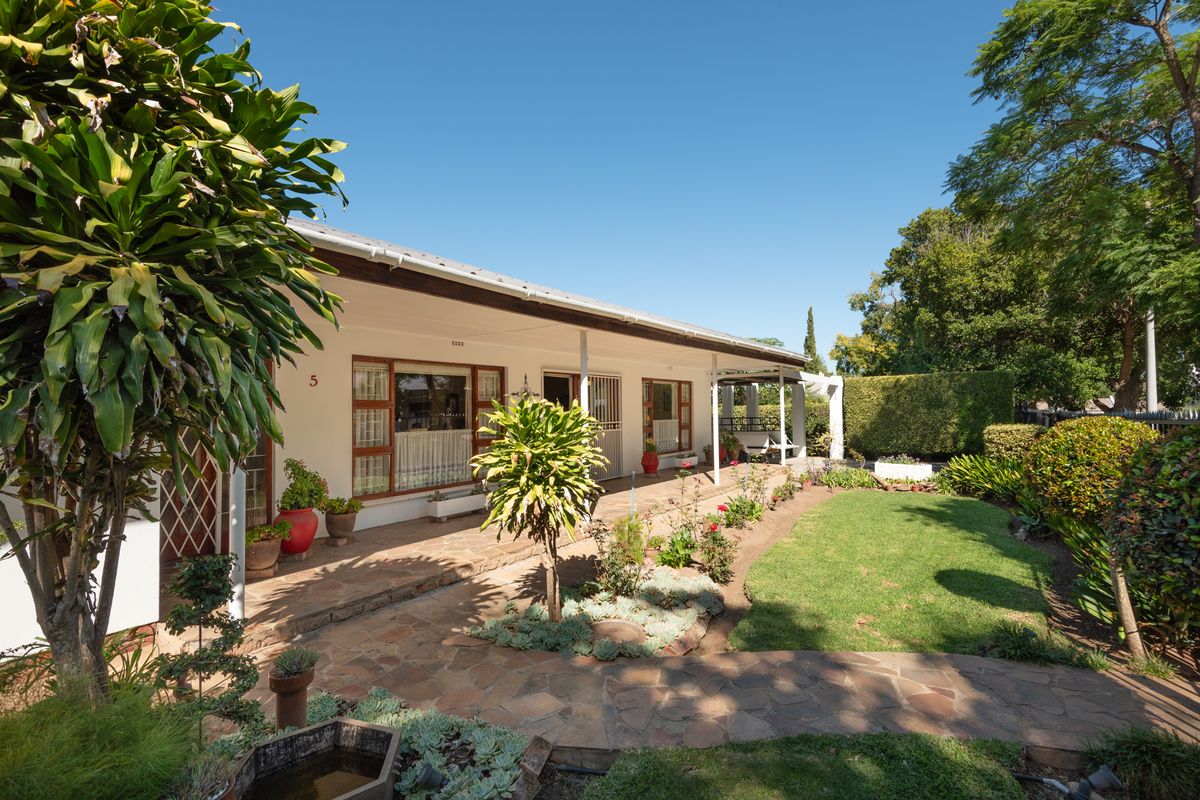 The Luxury Of Space - A Family Home With Granny Flat In Sought After Tree-Lined Street - Photo 5