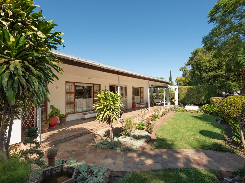 The Luxury Of Space - A Family Home With Granny Flat In Sought After Tree-Lined Street - Photo 5