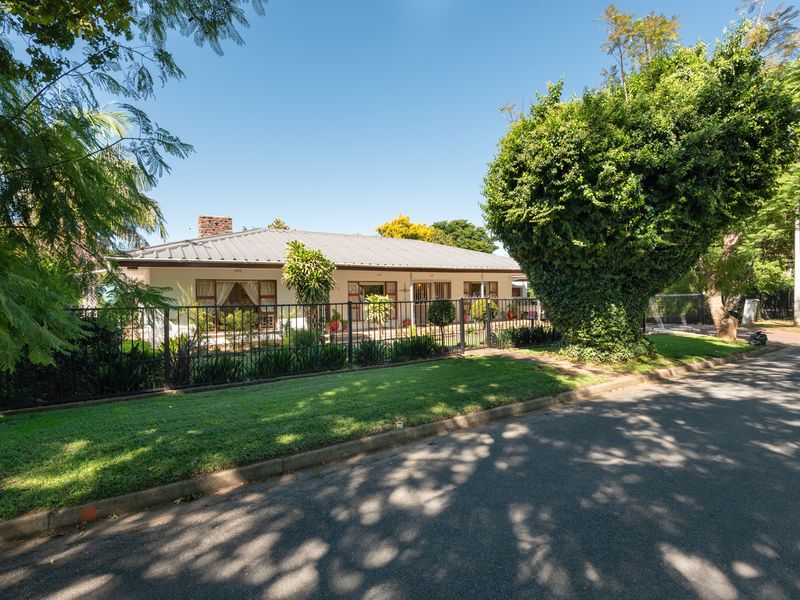 The Luxury Of Space - A Family Home With Granny Flat In Sought After Tree-Lined Street - Photo 1