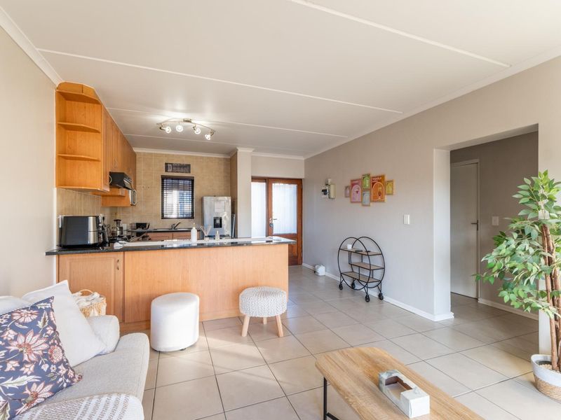 North facing 2 bedroom apartment to rent in Klein Welgevonden. - Photo 9