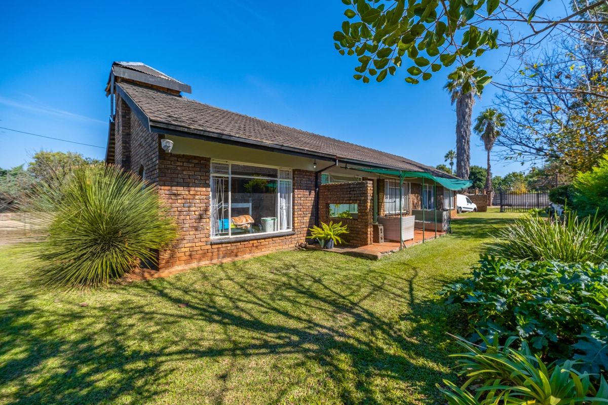 Come and discover this spacious family home nestled in the well-established suburb of Valhalla - Photo 3