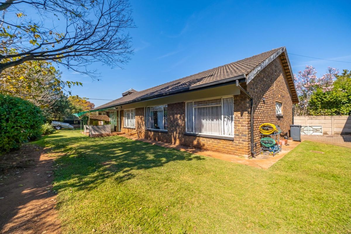 Come and discover this spacious family home nestled in the well-established suburb of Valhalla - Photo 4
