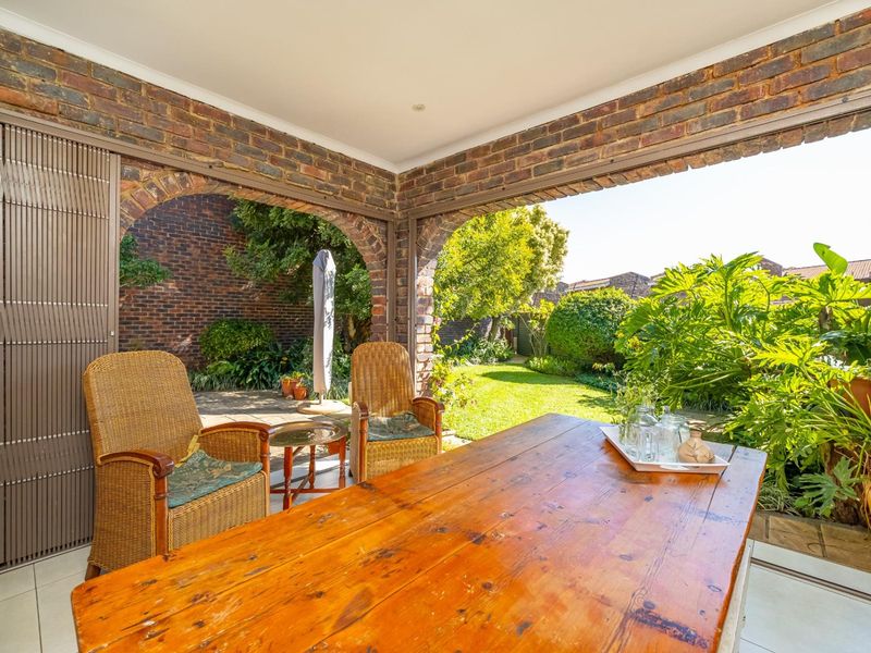Townhouse Under Offer in Fourways Sandton - Photo 1