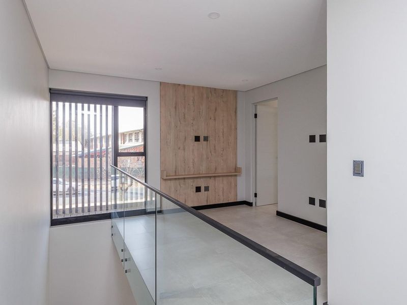 Contemporary, 3-bedrooms elegant townhouses full off natural light and bold space! - Photo 9