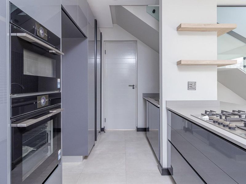 Contemporary, 3-bedrooms elegant townhouses full off natural light and bold space! - Photo 7