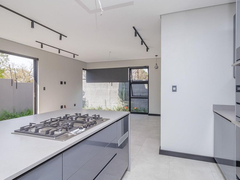 Contemporary, 3-bedrooms elegant townhouses full off natural light and bold space! - Photo 6