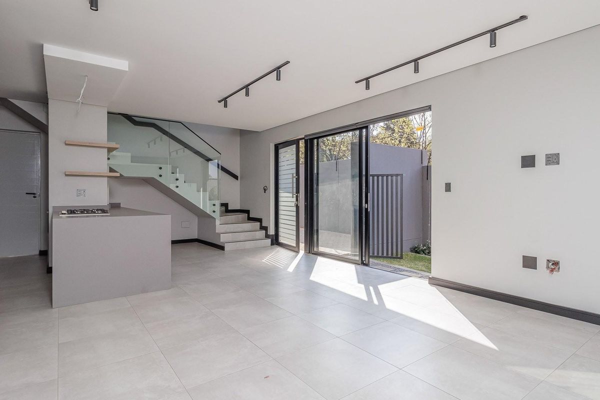 Contemporary, 3-bedrooms elegant townhouses full off natural light and bold space! - Photo 3