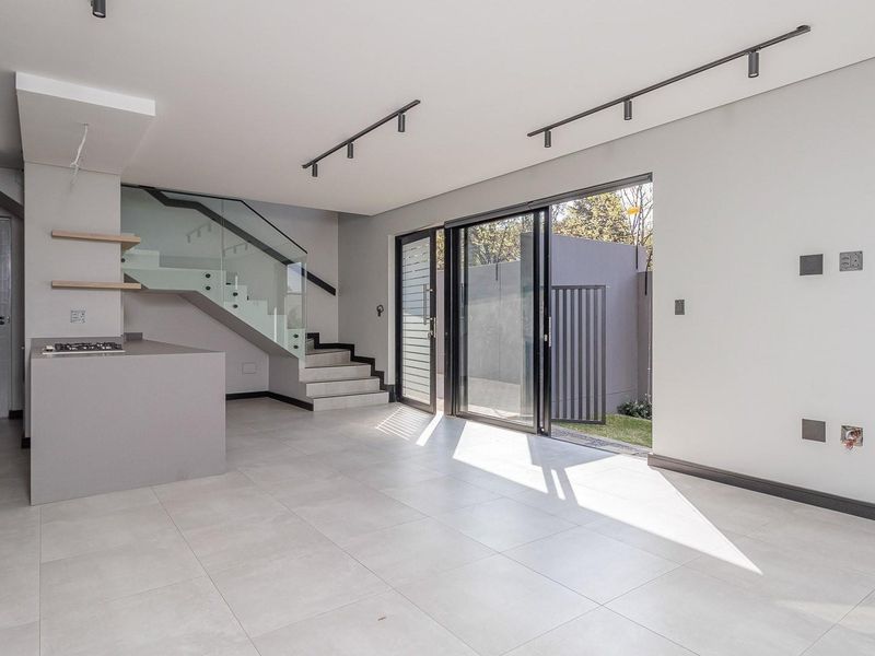 Contemporary, 3-bedrooms elegant townhouses full off natural light and bold space! - Photo 3