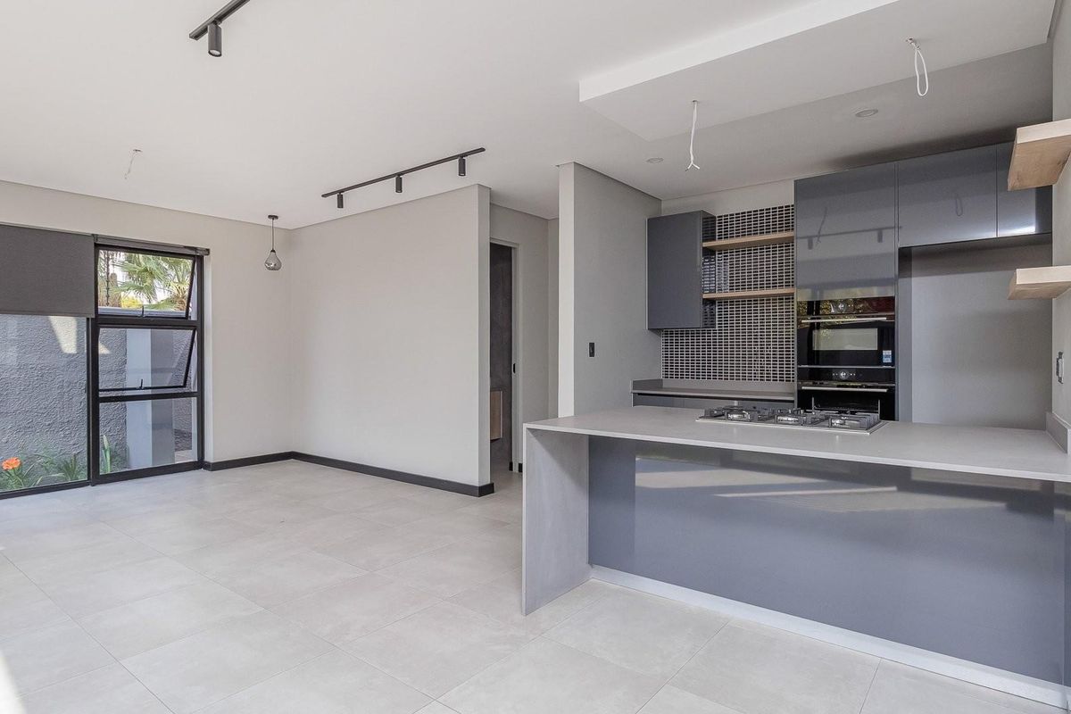 Contemporary, 3-bedrooms elegant townhouses full off natural light and bold space! - Photo 5