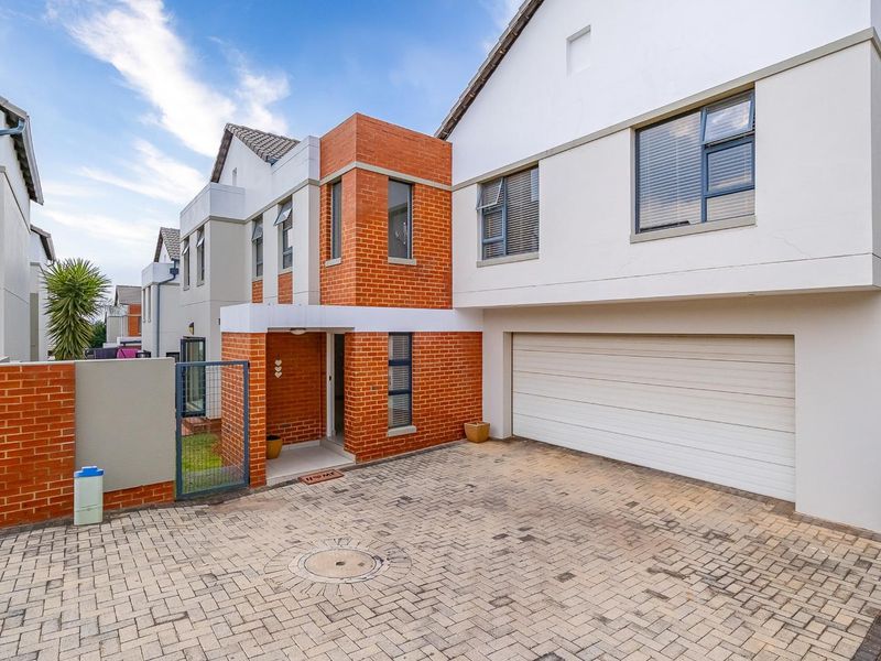 Spacious Family Home with Pajama Lounge and Enclosed Patio in Secure Estate - Photo 1
