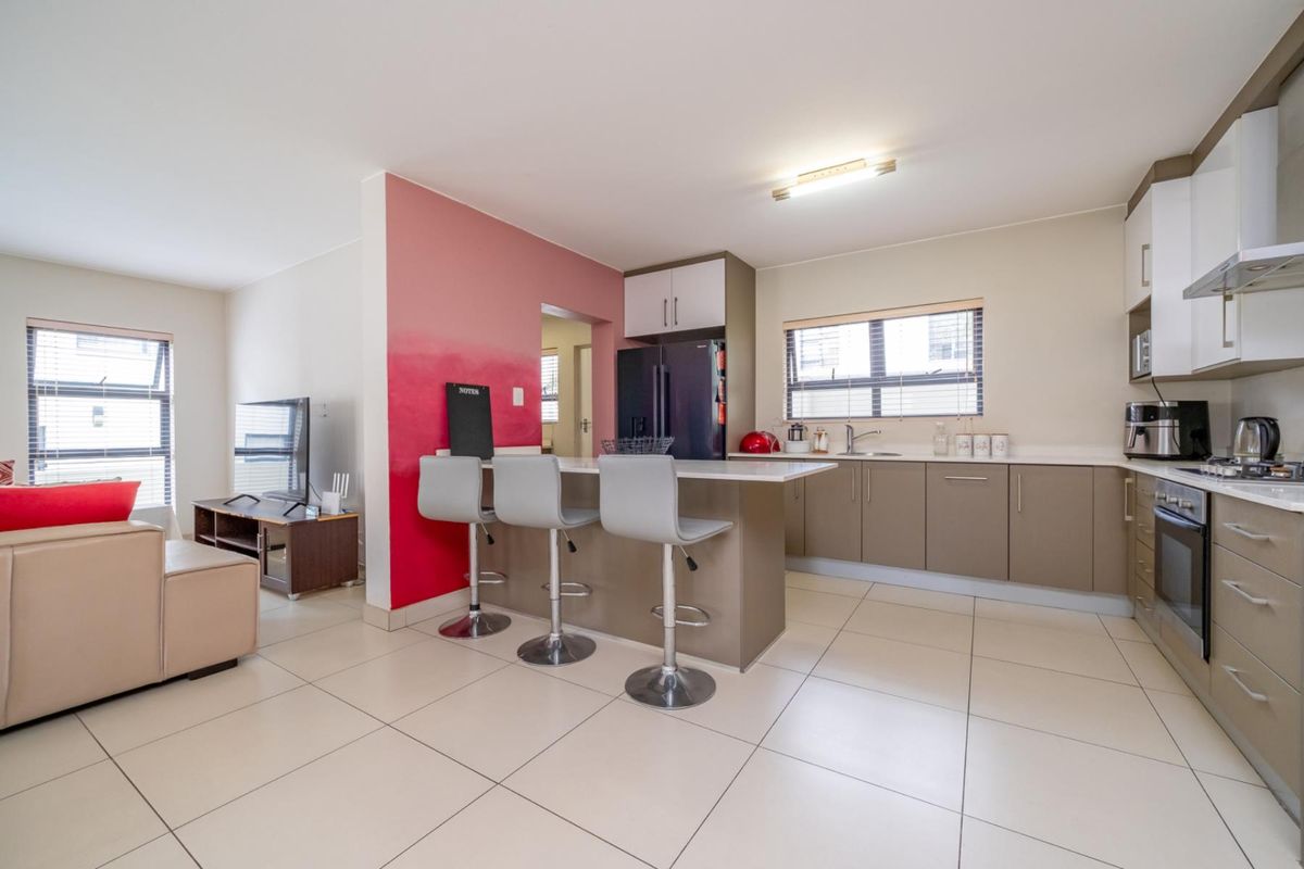 Spacious Family Home with Pajama Lounge and Enclosed Patio in Secure Estate - Photo 5