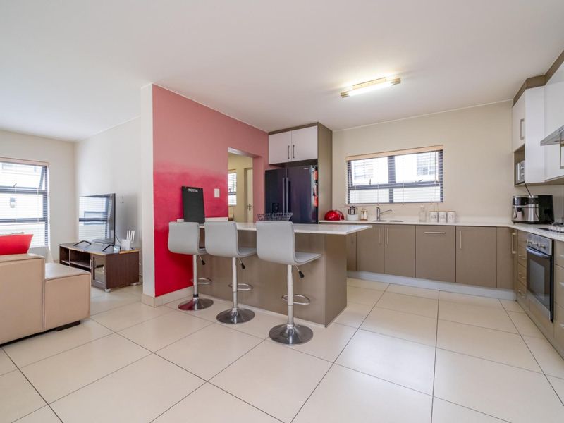 Spacious Family Home with Pajama Lounge and Enclosed Patio in Secure Estate - Photo 5