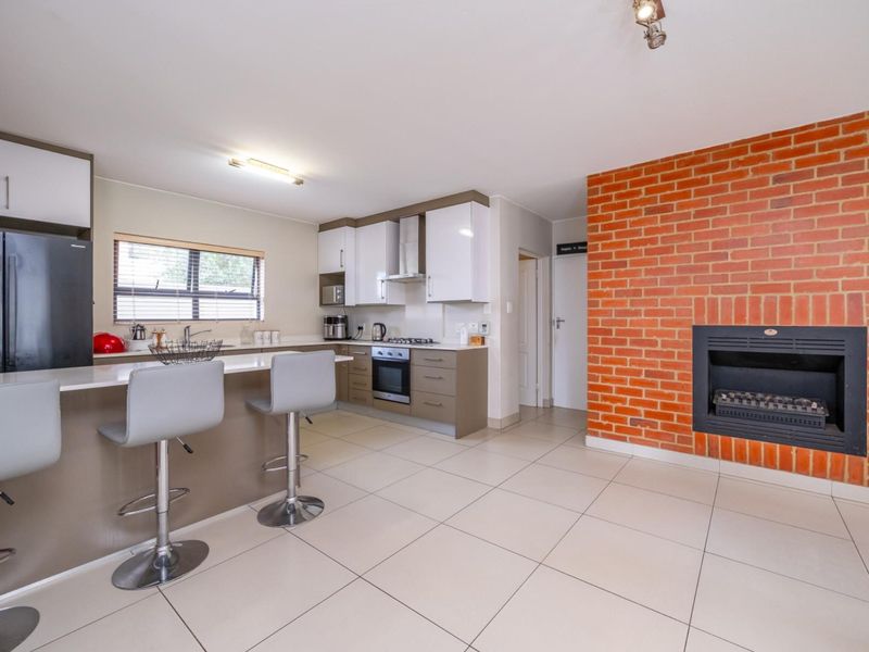 Spacious Family Home with Pajama Lounge and Enclosed Patio in Secure Estate - Photo 6