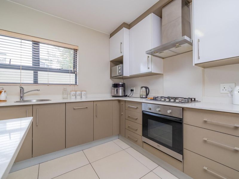 Spacious Family Home with Pajama Lounge and Enclosed Patio in Secure Estate - Photo 7