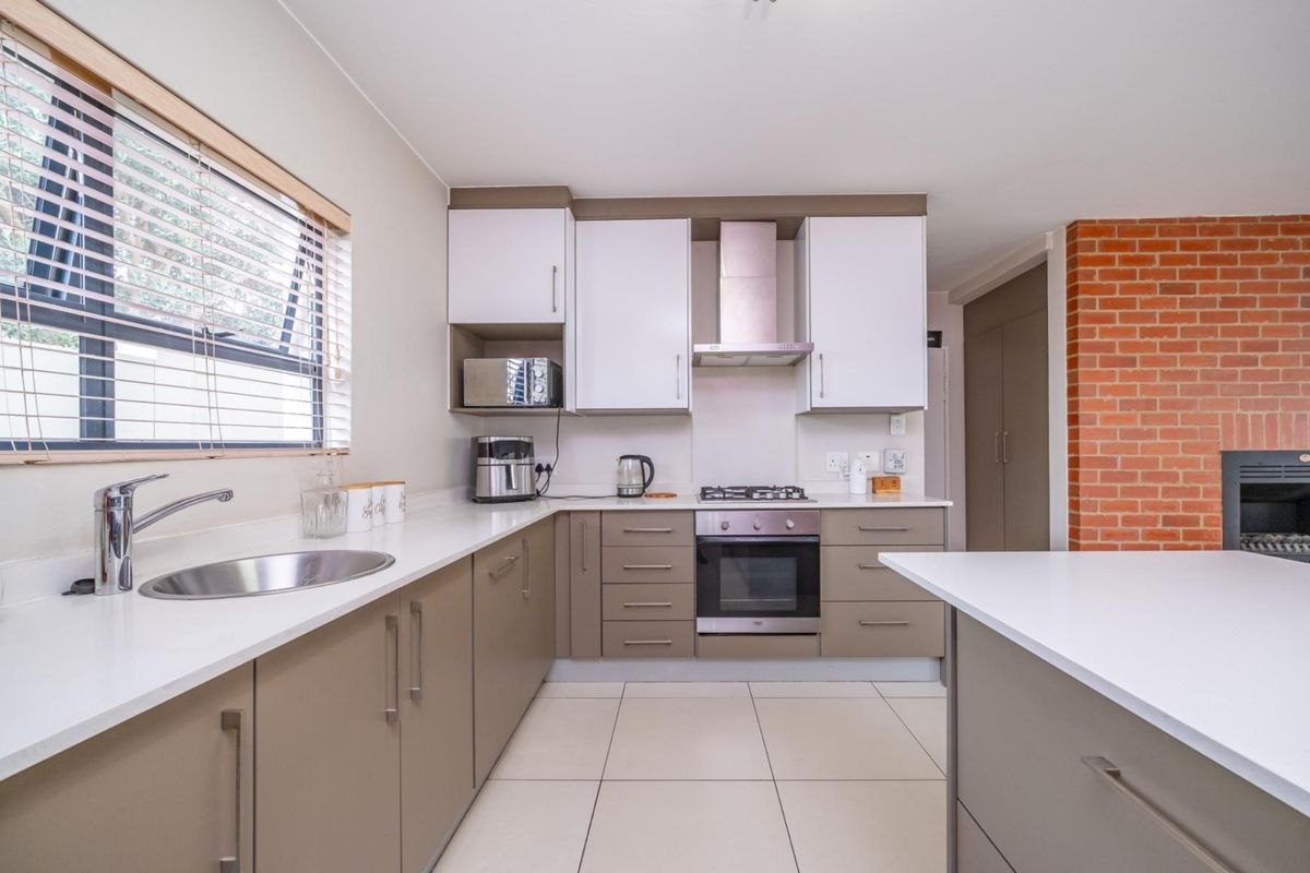 Spacious Family Home with Pajama Lounge and Enclosed Patio in Secure Estate - Photo 2