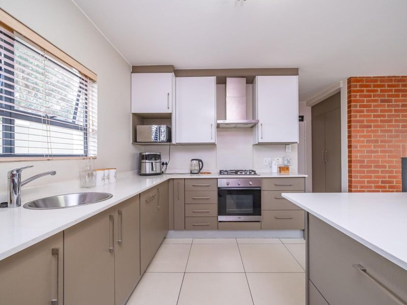 Spacious Family Home with Pajama Lounge and Enclosed Patio in Secure Estate - Photo 2