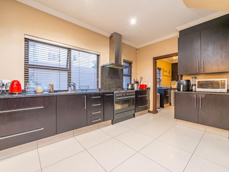 Secure Estate Living, Thoughtfully Designed for Family Life - Photo 7