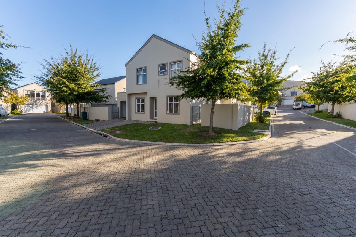 Modern 4- Bedroom Corner Home to Rent in Honeydew Country Estate - Photo 3