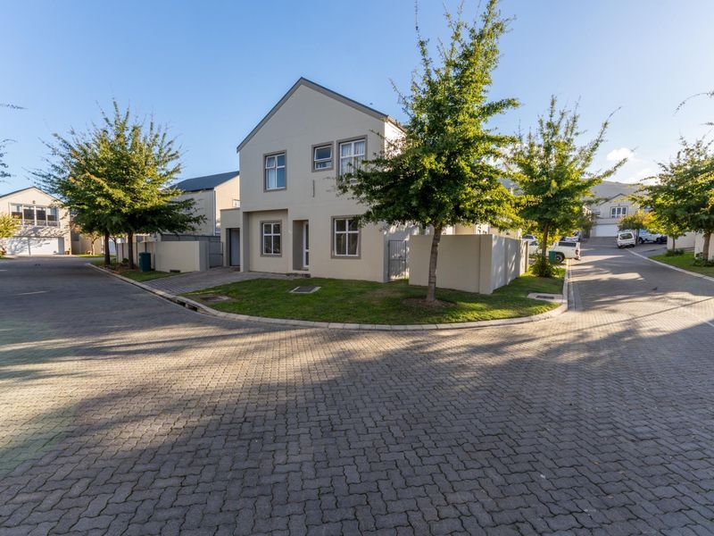Modern 4- Bedroom Corner Home to Rent in Honeydew Country Estate - Photo 3