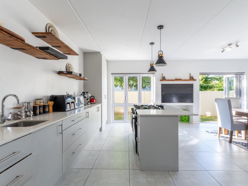 Modern 4- Bedroom Corner Home to Rent in Honeydew Country Estate - Photo 6