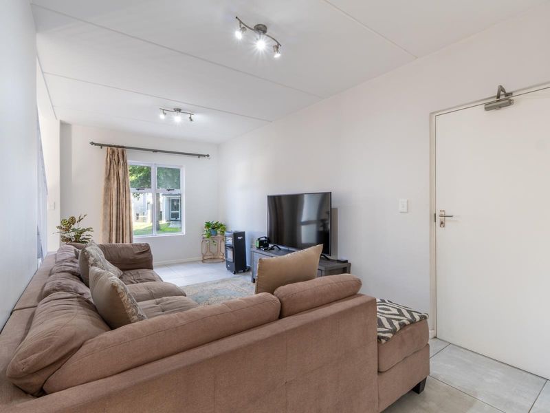 Modern 4- Bedroom Corner Home to Rent in Honeydew Country Estate - Photo 9