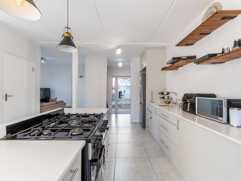 Modern 4- Bedroom Corner Home to Rent in Honeydew Country Estate - Photo 7