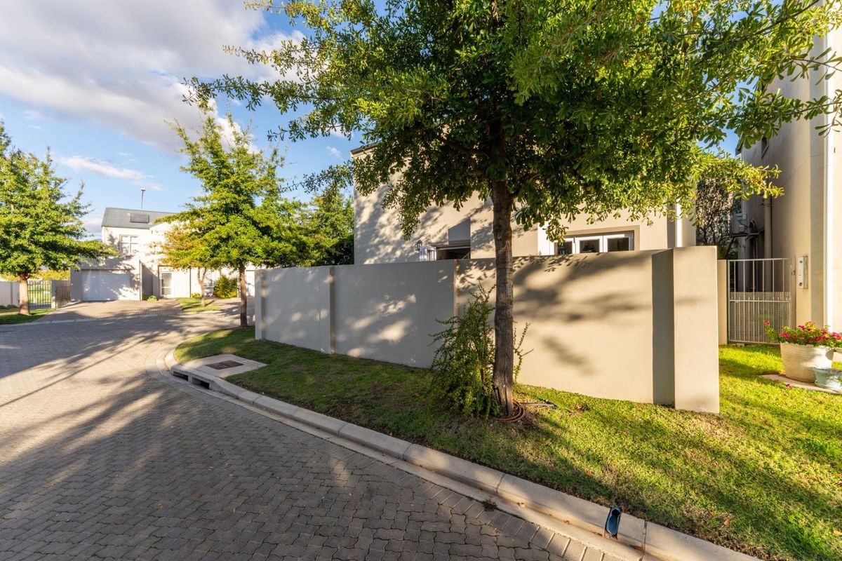 Modern 4- Bedroom Corner Home to Rent in Honeydew Country Estate - Photo 4
