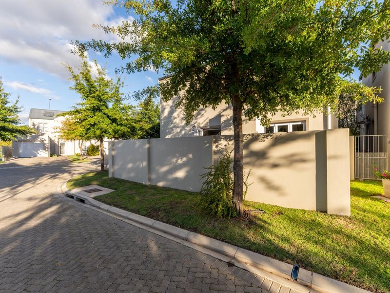 Modern 4- Bedroom Corner Home to Rent in Honeydew Country Estate - Photo 4