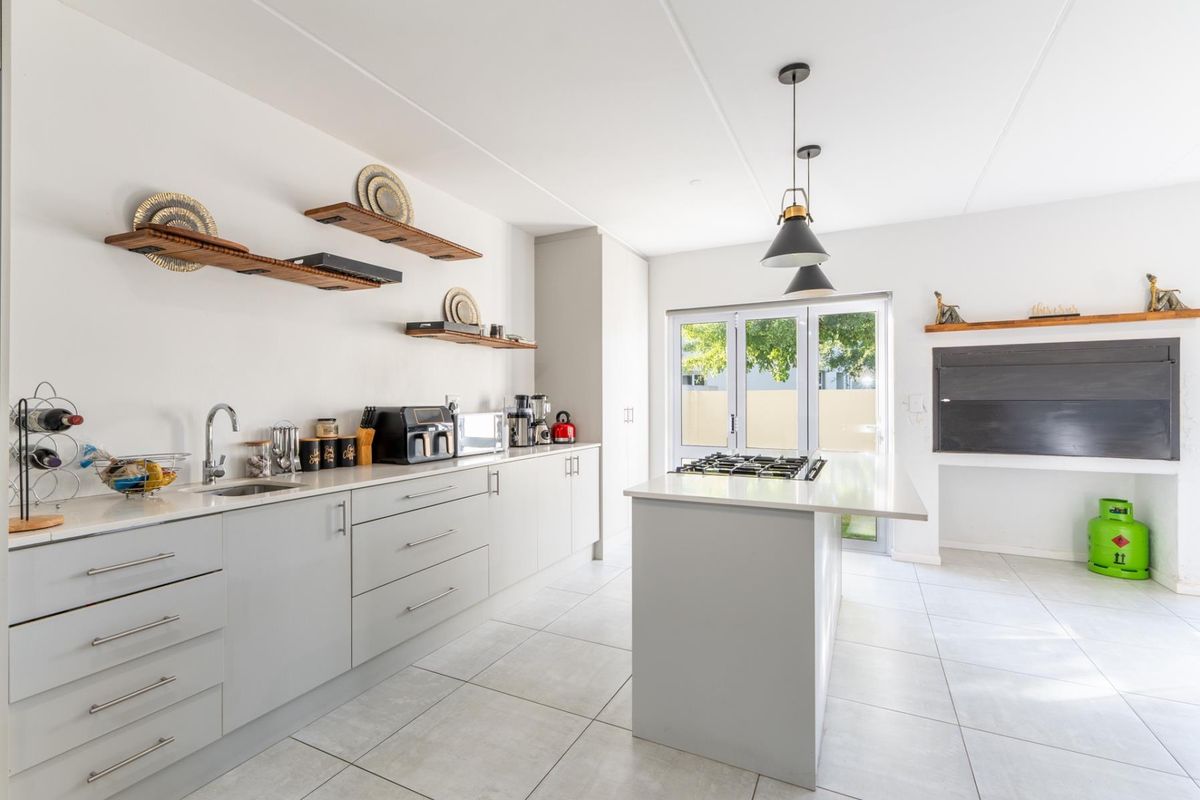 Modern 4- Bedroom Corner Home to Rent in Honeydew Country Estate - Photo 5