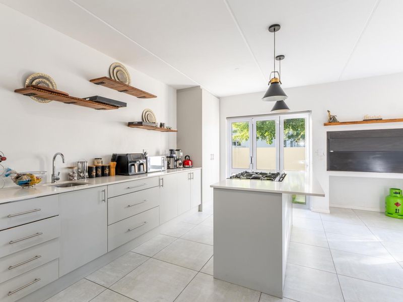 Modern 4- Bedroom Corner Home to Rent in Honeydew Country Estate - Photo 5