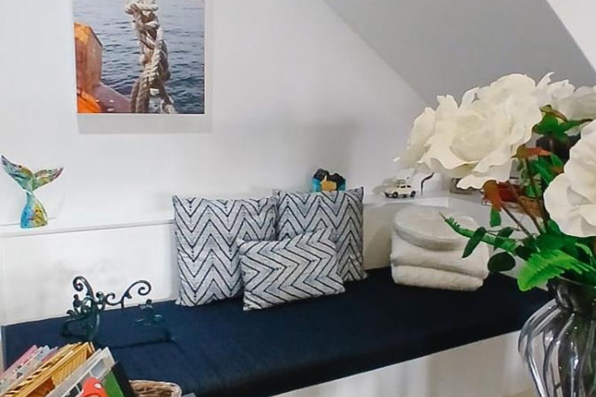 Contemporary Style with Elegant Flair - Photo 5