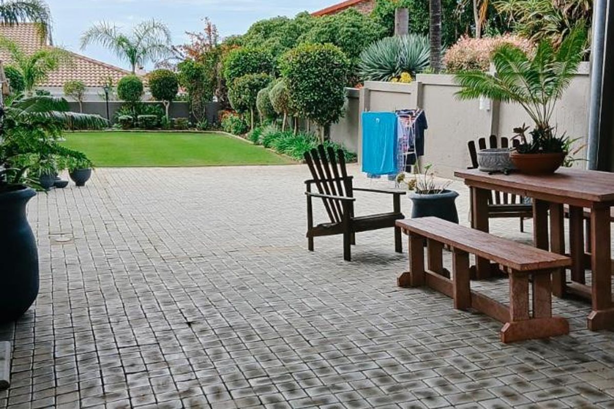 Contemporary Style with Elegant Flair - Photo 4