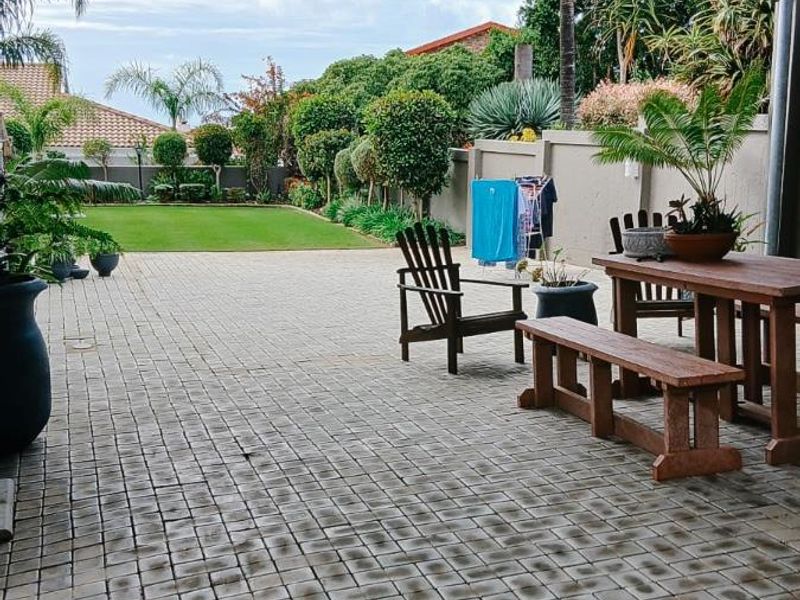 Contemporary Style with Elegant Flair - Photo 4