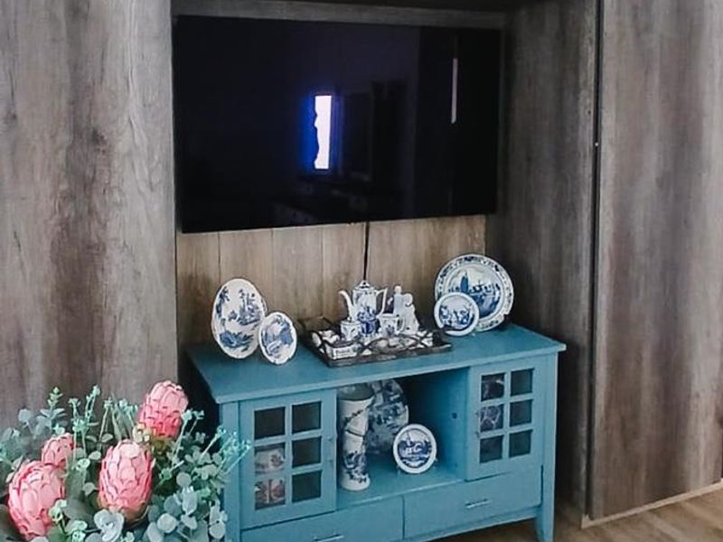 Contemporary Style with Elegant Flair - Photo 10