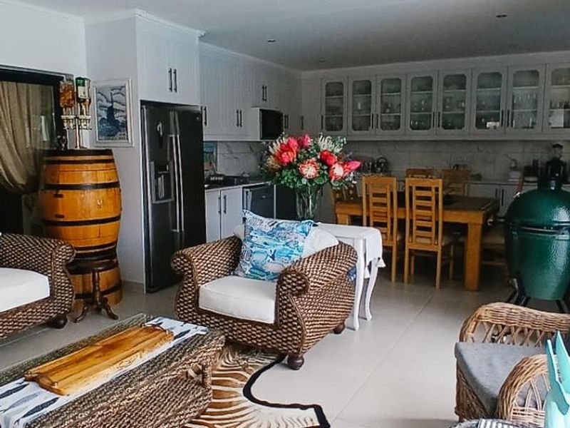 Contemporary Style with Elegant Flair - Photo 6
