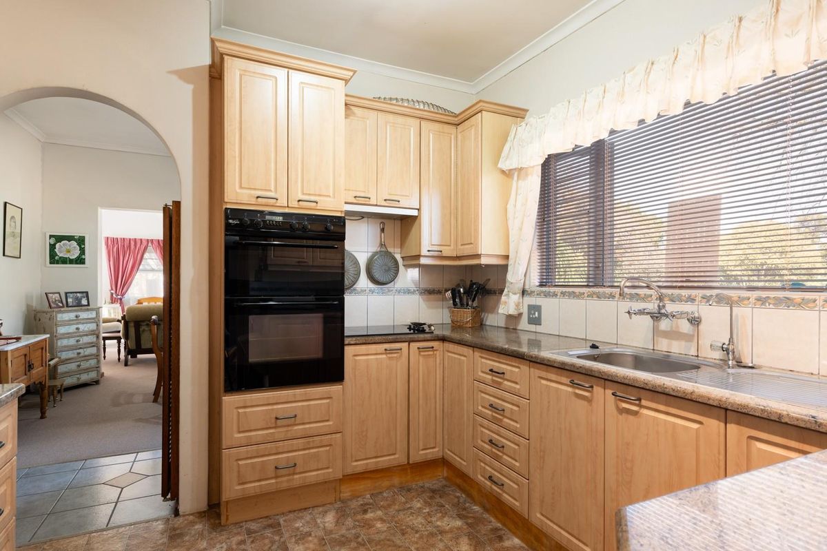 Corner Stand Family Home with Flatlet - Photo 4