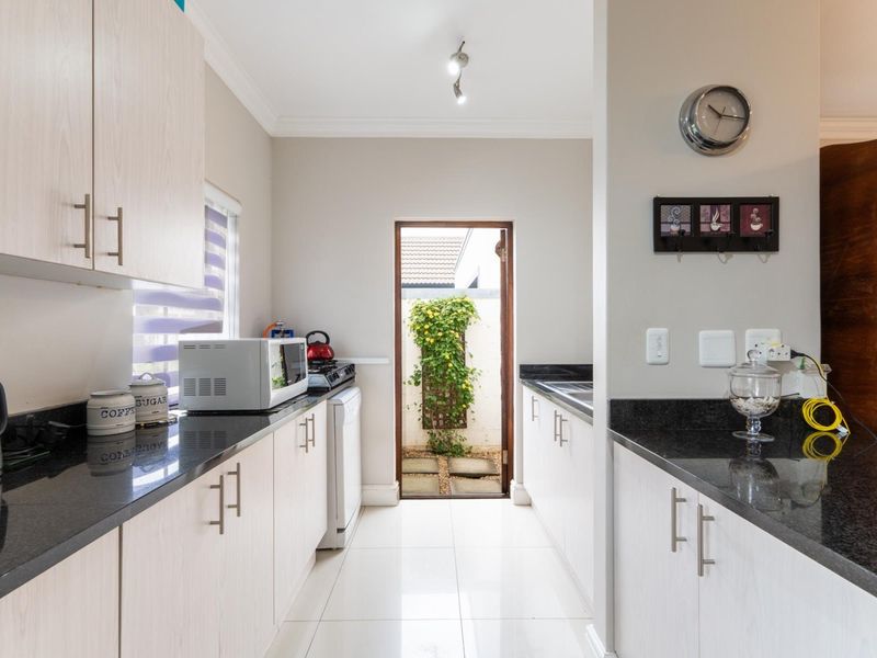 3 Bedroom Townhouse for sale - Photo 7